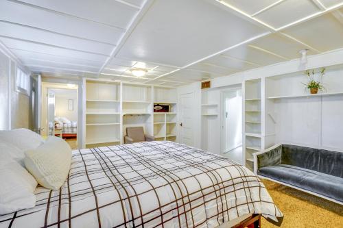 une chambre avec un lit et un canapé dans l'établissement 6 Mi to University of Utah Family-Friendly Home, à Salt Lake City