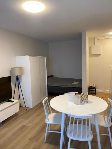 a living room with a table and chairs and a bed at Keskusta asunto Tampereella in Tampere
