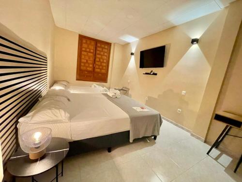 Ένα ή περισσότερα κρεβάτια σε δωμάτιο στο Júbilus Rooms