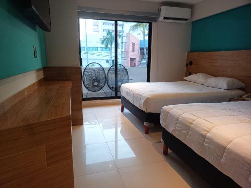 Ένα ή περισσότερα κρεβάτια σε δωμάτιο στο Hotel Kavia Mazatlán