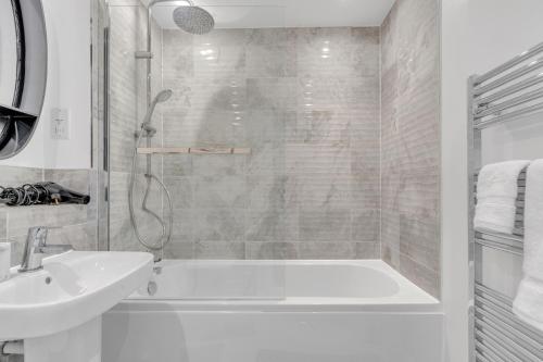 Koupelna v ubytování Brand New Luxurious 3bed House by AYMONS HAVEN