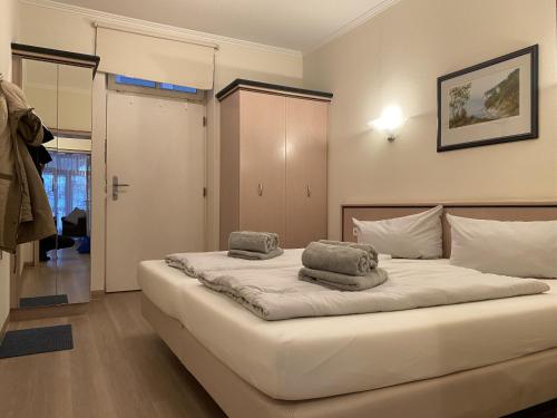 Кровать или кровати в номере Ferienwohnung Ostseeblick in der Villa Seeadler Binz