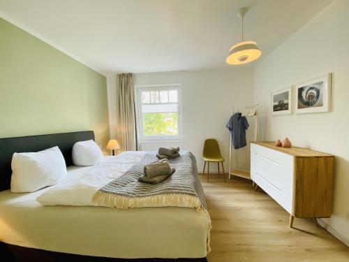 Кровать или кровати в номере Ferienwohnung Strandkorbliebe in der Villa Düne Binz