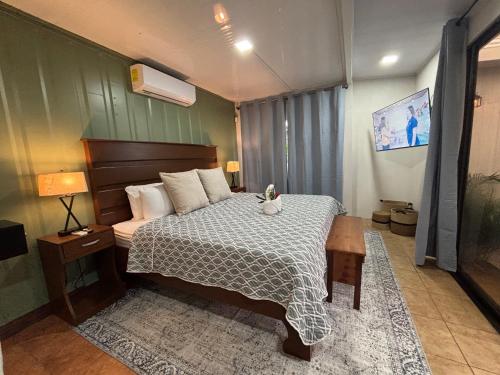 Ένα ή περισσότερα κρεβάτια σε δωμάτιο στο Arenal Homes La Fortuna