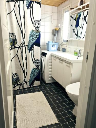 a bathroom with a shower curtain with owls on it at Pöllönpesä Iso-Syöte in Syöte