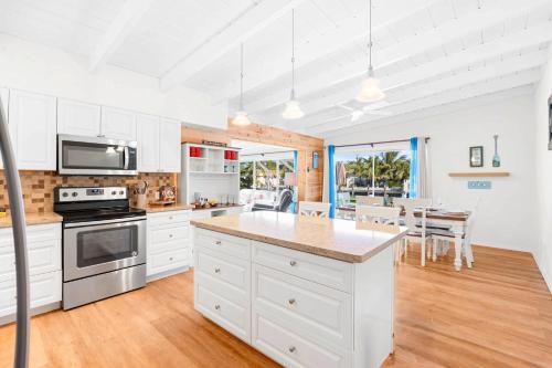 Η κουζίνα ή μικρή κουζίνα στο Seabreeze Cove Waterfront Gem 38 foot Dock Cabana Club