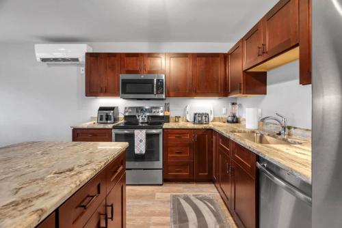 Dapur atau dapur kecil di Pristine Birmingham Retreat