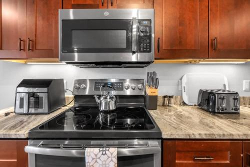 Dapur atau dapur kecil di Pristine Birmingham Retreat