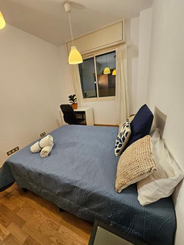 Near Ramblas flat with 3 Room, 2 full Bathrooms-Min 32 days