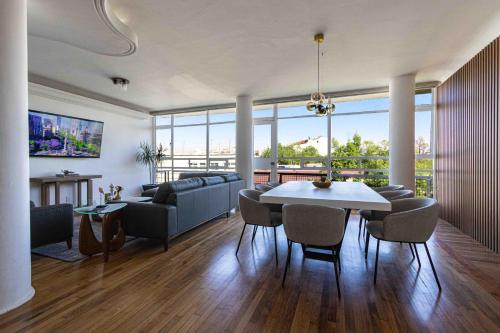 a living room with a couch and a table and chairs at Apartamentos Ejecutivos, Lujo y Confort en el corazon de Polanco in Mexico City