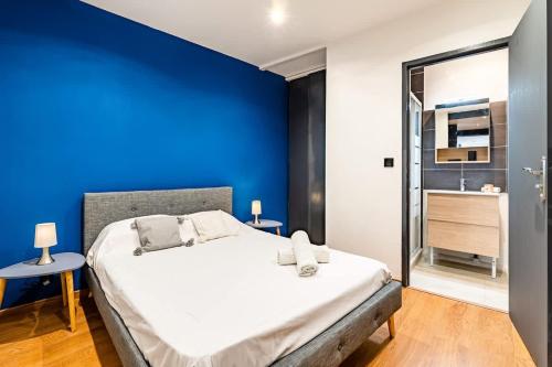 - une chambre avec un mur bleu et un grand lit dans l'établissement Neat and refined apartment in Panier pedestrian area close to Old-Port, à Marseille