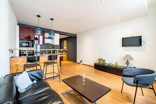 un salon avec un canapé et une table dans l'établissement Neat and refined apartment in Panier pedestrian area close to Old-Port, à Marseille