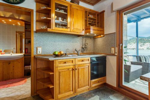 Η κουζίνα ή μικρή κουζίνα στο Karavos Sea View Apartments