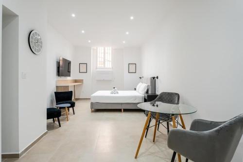une chambre avec un lit, une table et des chaises dans l'établissement Fully-equipped studio in Panier close to business area Joliette and Old-Port, à Marseille