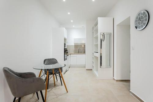 une cuisine avec une table, des chaises et un réfrigérateur dans l'établissement Fully-equipped studio in Panier close to business area Joliette and Old-Port, à Marseille