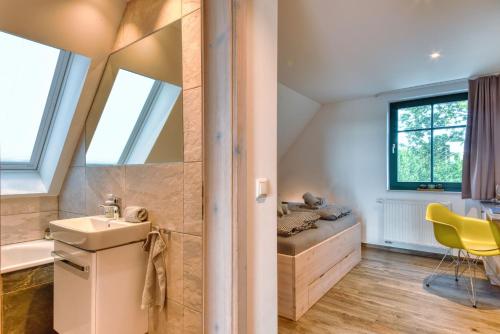 un bagno con lavandino, WC e finestra di Ferienhaus Bootshaus in Nadelitz a Putbus