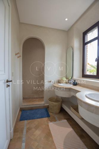 a bathroom with a sink and a mirror at Dar Nadim sur le Golf de Samanah in Marrakesh