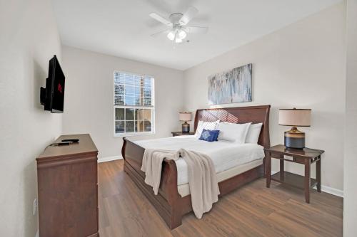 Giường trong phòng chung tại Star Wars Themed Home at Windsor Palms