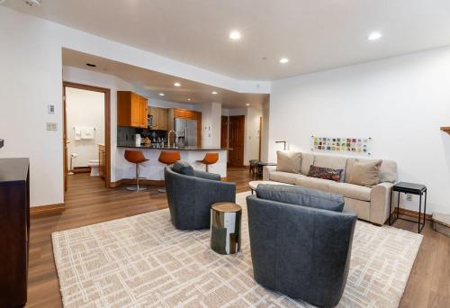Χώρος καθιστικού στο Strawberry Park True Ski In Ski Out by Vail Realty