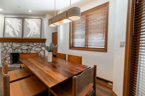 Χώρος καθιστικού στο Strawberry Park True Ski In Ski Out by Vail Realty