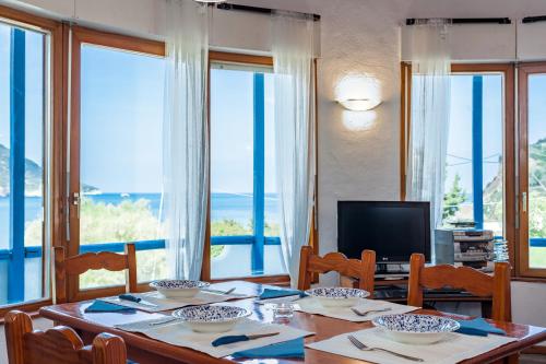 En restaurant eller et andet spisested på Karavos Sea View Apartments