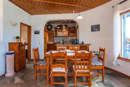 Φωτογραφία από το άλμπουμ του Karavos Sea View Apartments στη Σκόπελο