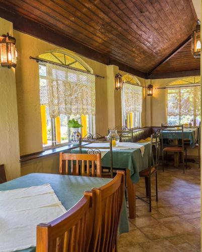 Ein Restaurant oder anderes Speiselokal in der Unterkunft Sunset Suite 