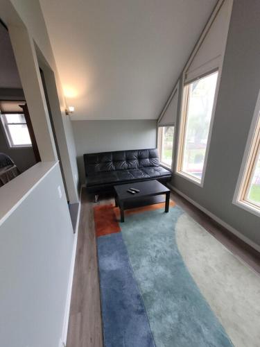 Ruang duduk di Beautifully Updated Lakefront Escape-Pets welcome!