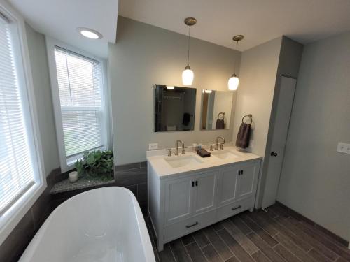 Gambar di galeri bagi Beautifully Updated Lakefront Escape-Pets welcome! di Union Lake