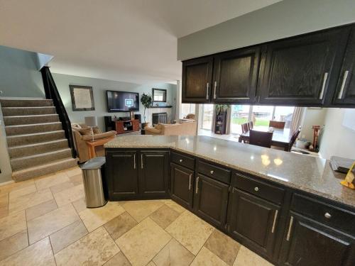 Dapur atau dapur kecil di Beautifully Updated Lakefront Escape-Pets welcome!