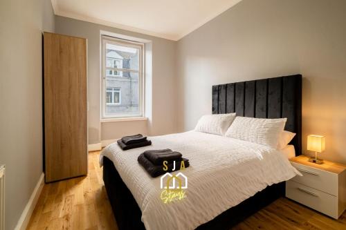 Postel nebo postele na pokoji v ubytování Modern City Stay - SJA Stays - 2 Bed Apartment