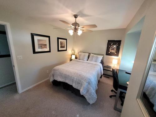 Katil atau katil-katil dalam bilik di Beautifully Updated Lakefront Escape-Pets welcome!
