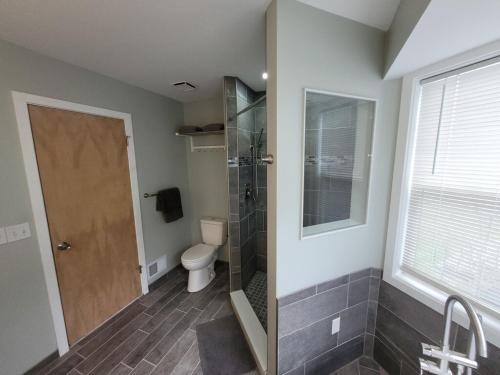 Bilik mandi di Beautifully Updated Lakefront Escape-Pets welcome!