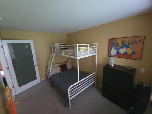 Katil atau katil-katil dalam bilik di Beautifully Updated Lakefront Escape-Pets welcome!