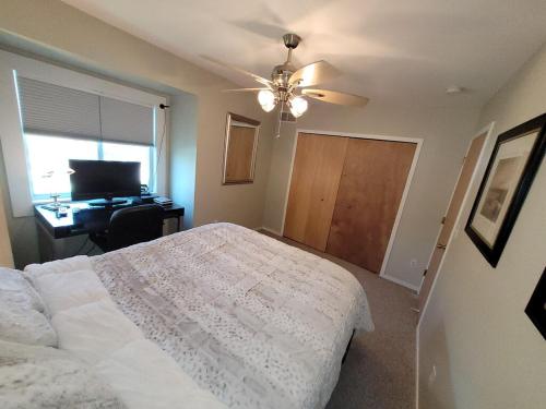 Katil atau katil-katil dalam bilik di Beautifully Updated Lakefront Escape-Pets welcome!