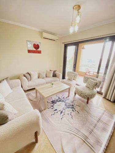 شقة داخل كمبواند Casa Beverly Hills رقم هاتف صفر صفر اتنين صفر واحد واحد صفر اتنين اربعه ثلاثه صفر 222