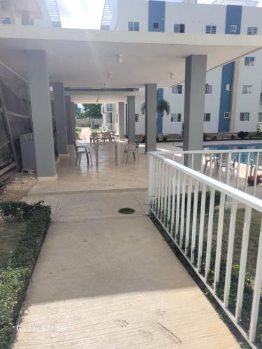 un portico di un edificio con tavoli e sedie di Solo para dos a La Romana