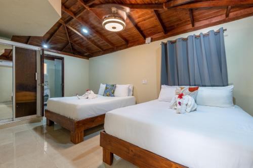 una camera da letto con due letti e una finestra di Hotel Turístico Marian a Las Terrenas