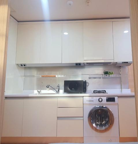 ソウルにあるJinny Houseのキッチン(白いキャビネット、洗濯機付)