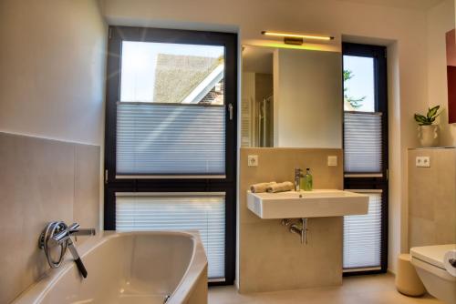 Ένα μπάνιο στο Ferienhaus Backsteinquartier West Putbus