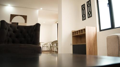 a living room with a table and a chair at San Benito B&B cerca Quito Aeropuerto - Tumbaco in Tumbaco