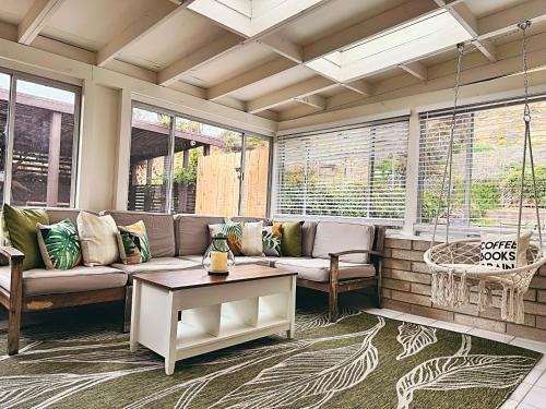 Comfortable 2Bed in Duplex with private Sunroomにあるシーティングエリア
