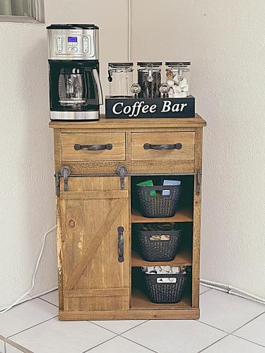 サンディエゴにあるComfortable 2Bed in Duplex with private Sunroomのコーヒーメーカー付きのコーヒーバー