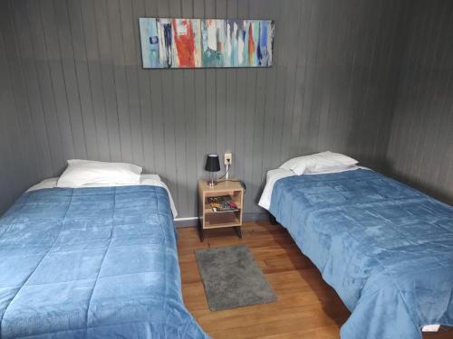 two beds in a room with two beds sidx sidx sidx at Hostal La Casona Ensenada con parking in Ensenada