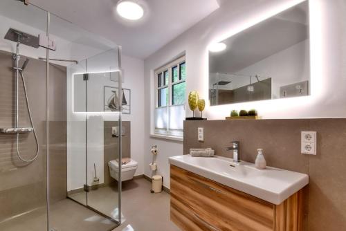 een badkamer met wastafel, douche en toilet bij Ferienwohnung Meereslauschen in der Villa Beatrice in Binz