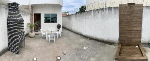 カボ・フリオにあるCasa Duplex 2 quartos com amplo quintalのパティオ(テーブル、椅子付)