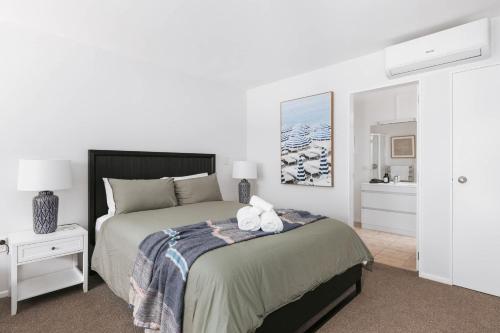 Ένα ή περισσότερα κρεβάτια σε δωμάτιο στο Coastal townhouse - downtown location & Beach
