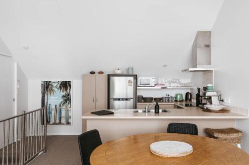 Η κουζίνα ή μικρή κουζίνα στο Coastal townhouse - downtown location & Beach