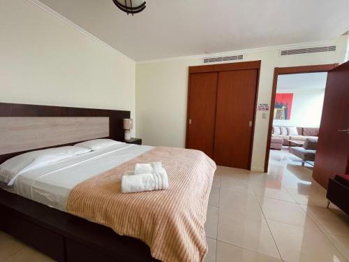 Giường trong phòng chung tại Suite Riverfront Puerto Santa Ana