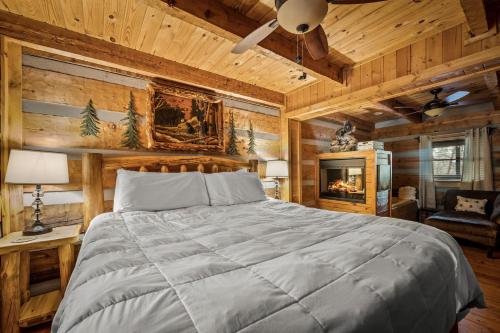 Postel nebo postele na pokoji v ubytování Honey Hive Cabin